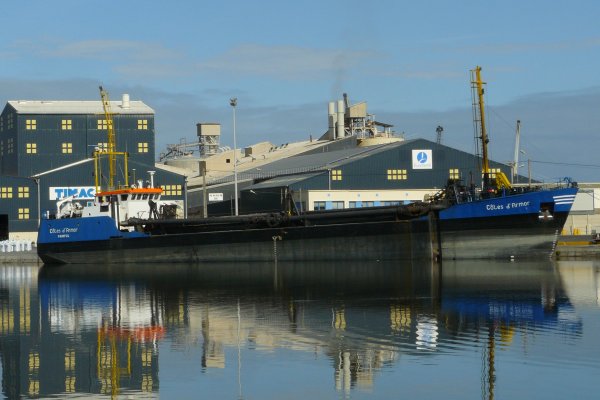 Saint-Malo (2009-08-22) - Le Ctes d'Armor devant l'usine de la Timac